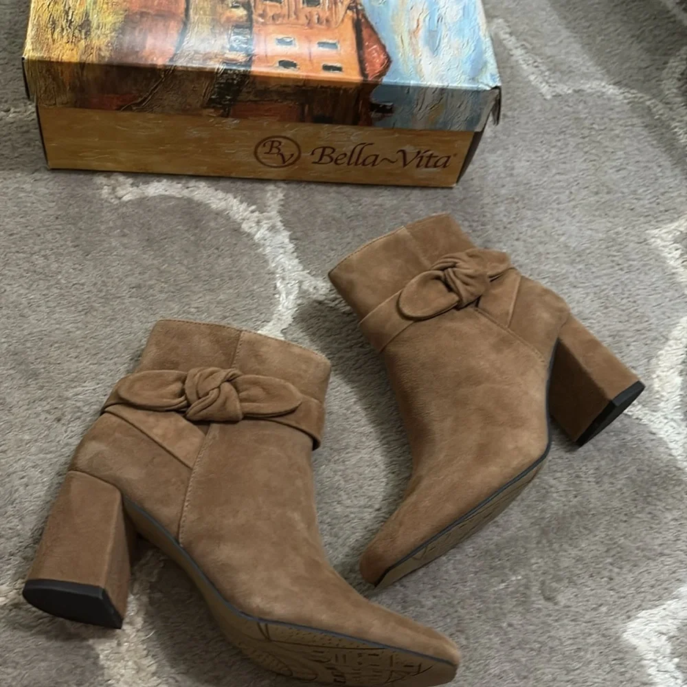 NIB Bella Vita Felicity cognac suede leather bootie bow detail ankle Size 6.5